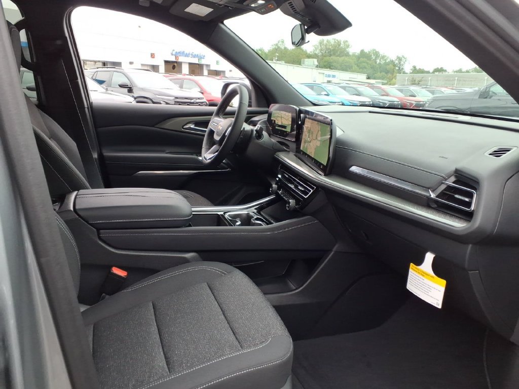New 2027 Chevrolet Traverse LT w/ Sun and Wheel Package FWD image 21