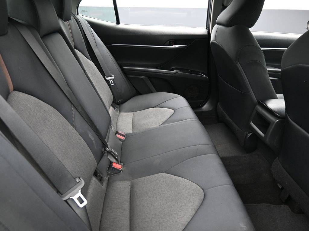 Used 2018 Toyota Camry LE image 16