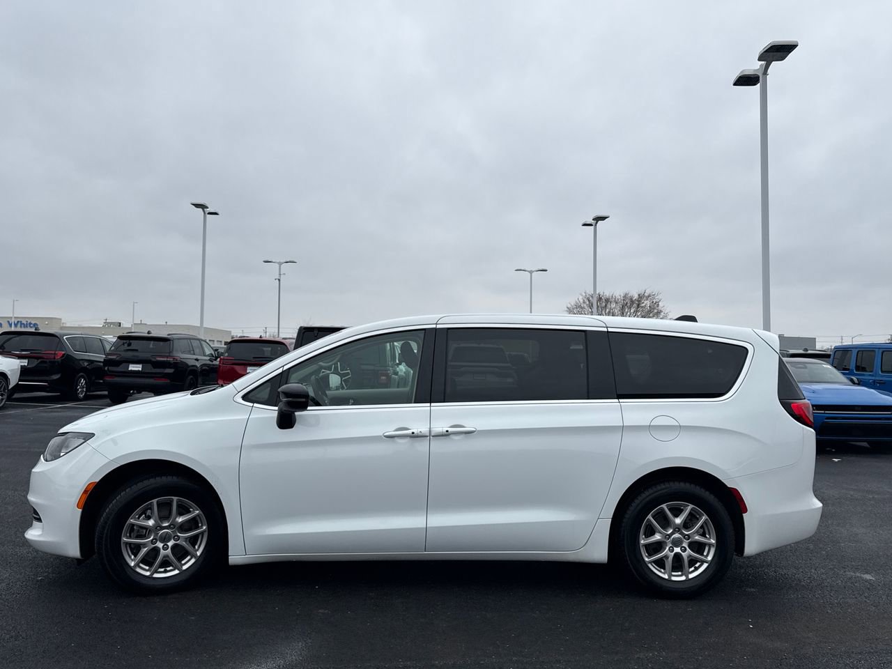 Used 2024 Chrysler Voyager LX image 6