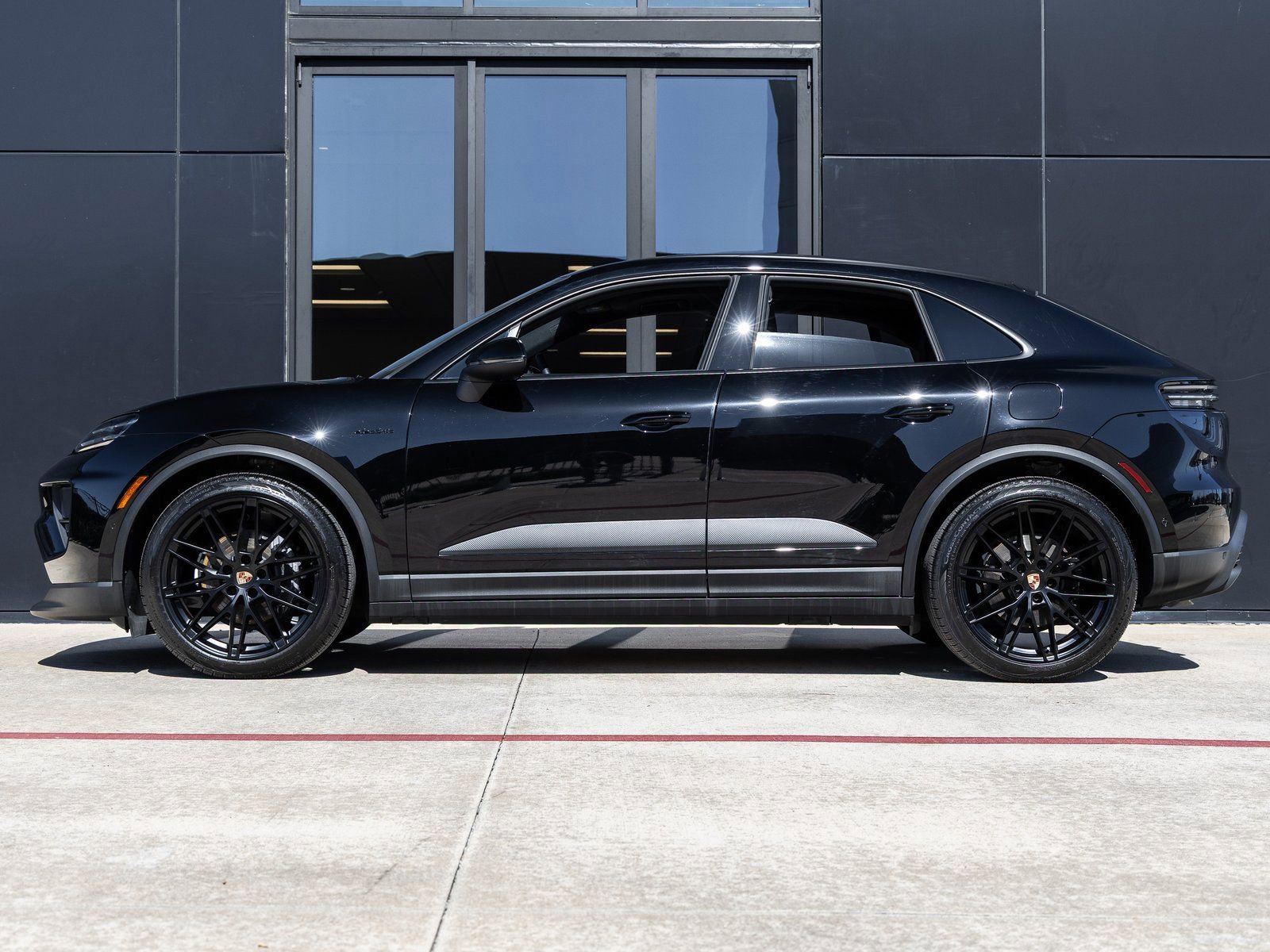 Certified 2025 Porsche Macan Electric image 2