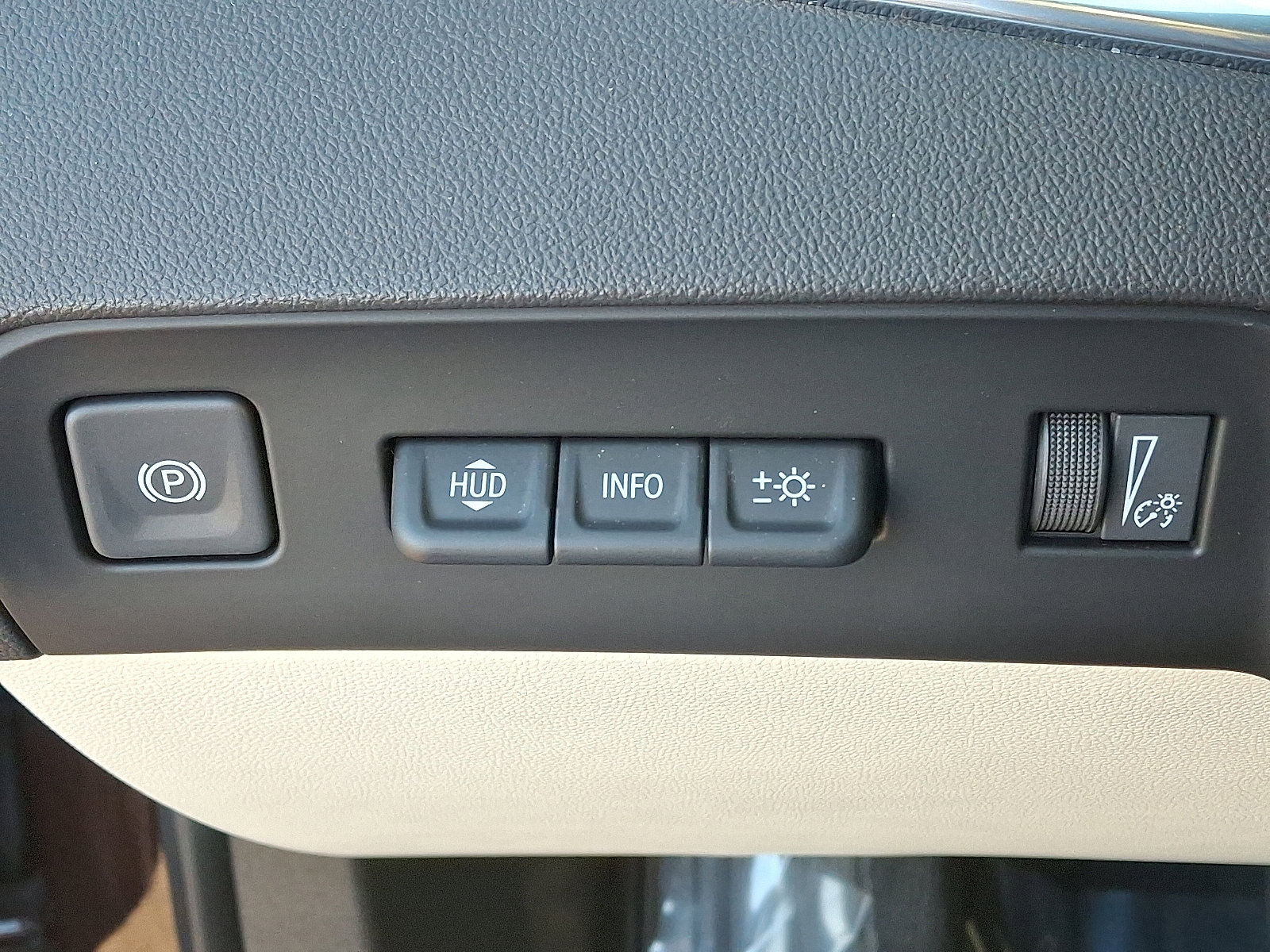 Used 2023 Buick Enclave Avenir w/ Avenir Technology Package image 27