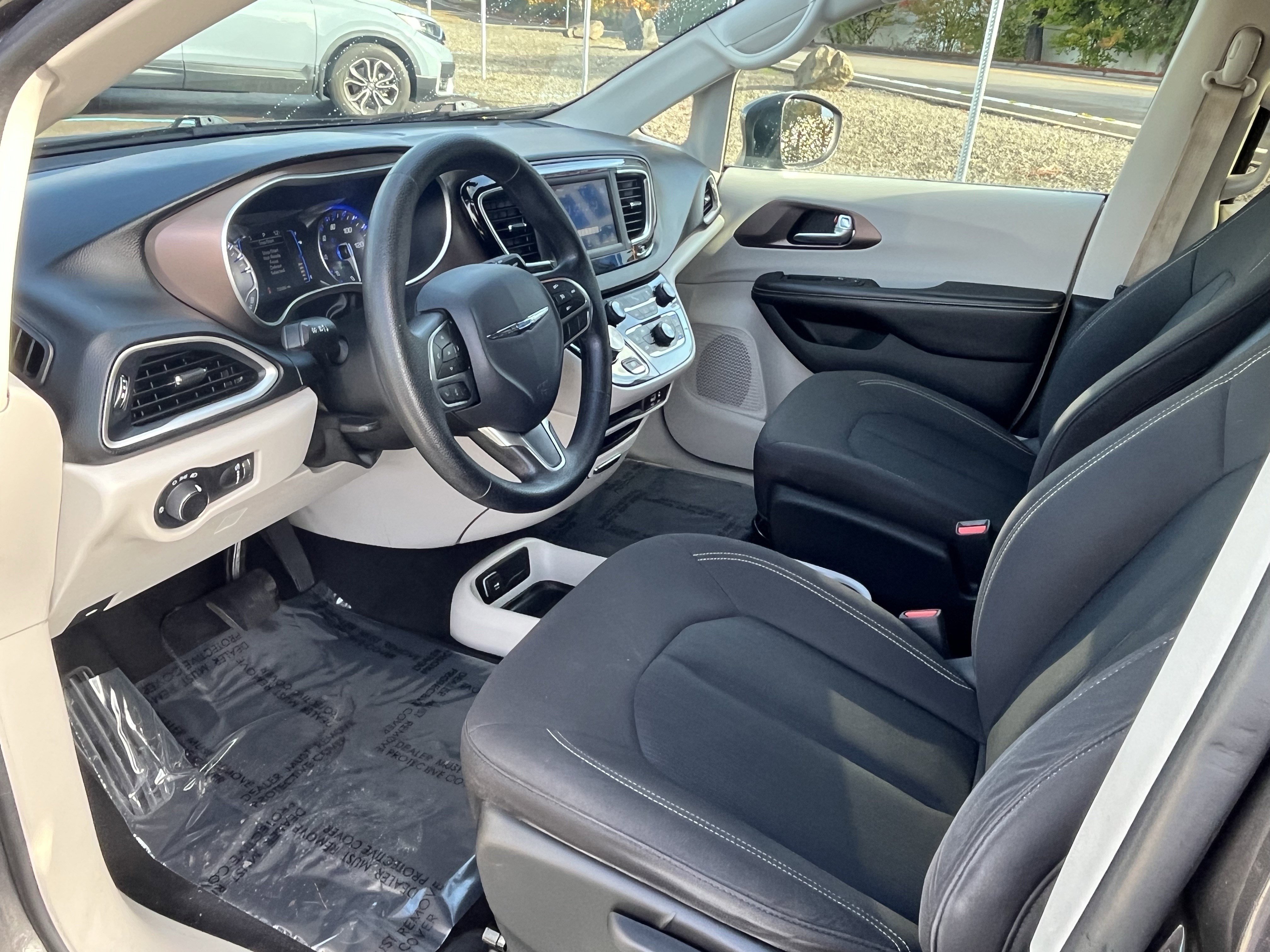 Used 2020 Chrysler Voyager L image 9