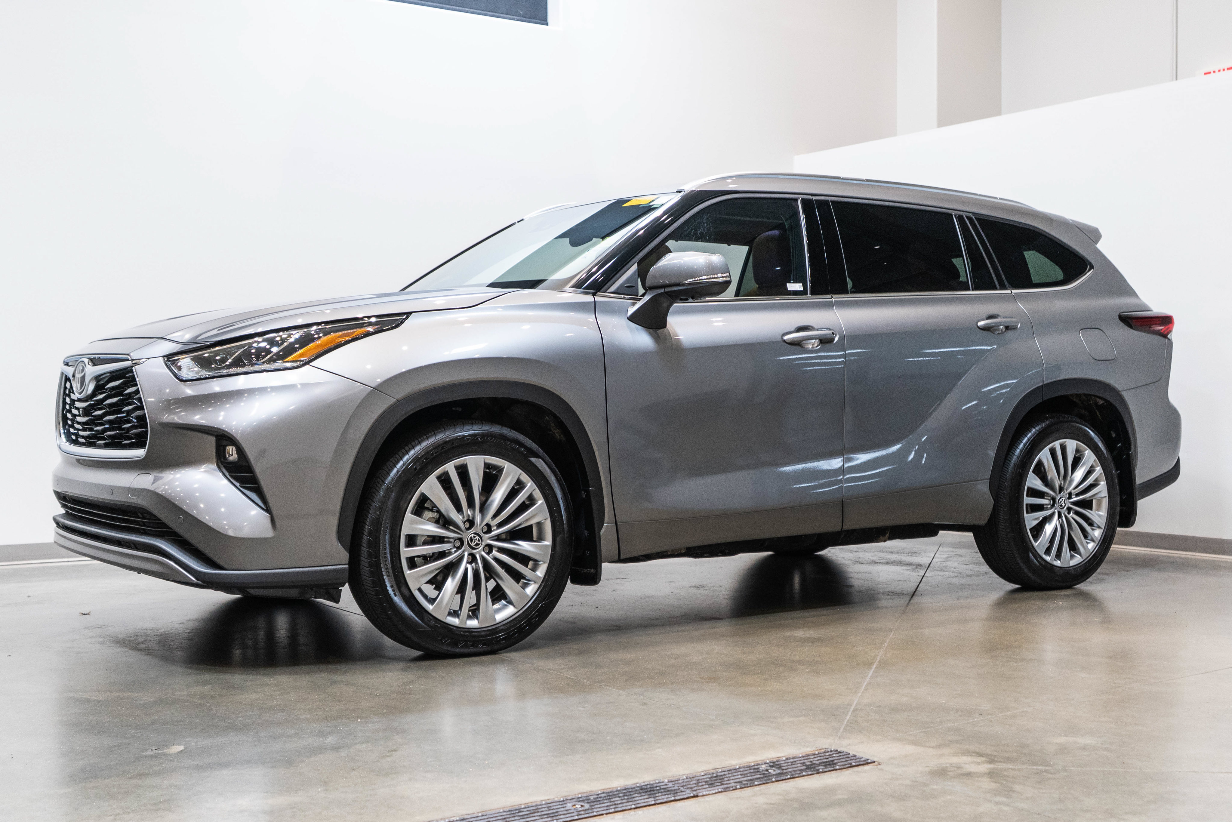 Certified 2026 Toyota Highlander Platinum AWD/4WD image 3
