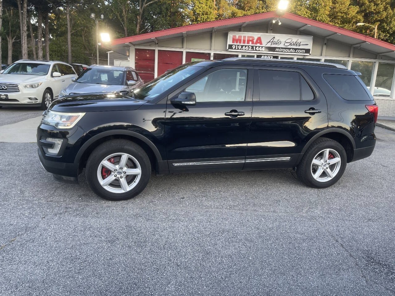 Used 2017 Ford Explorer XLT w/ Equipment Group 202A AWD/4WD image 6
