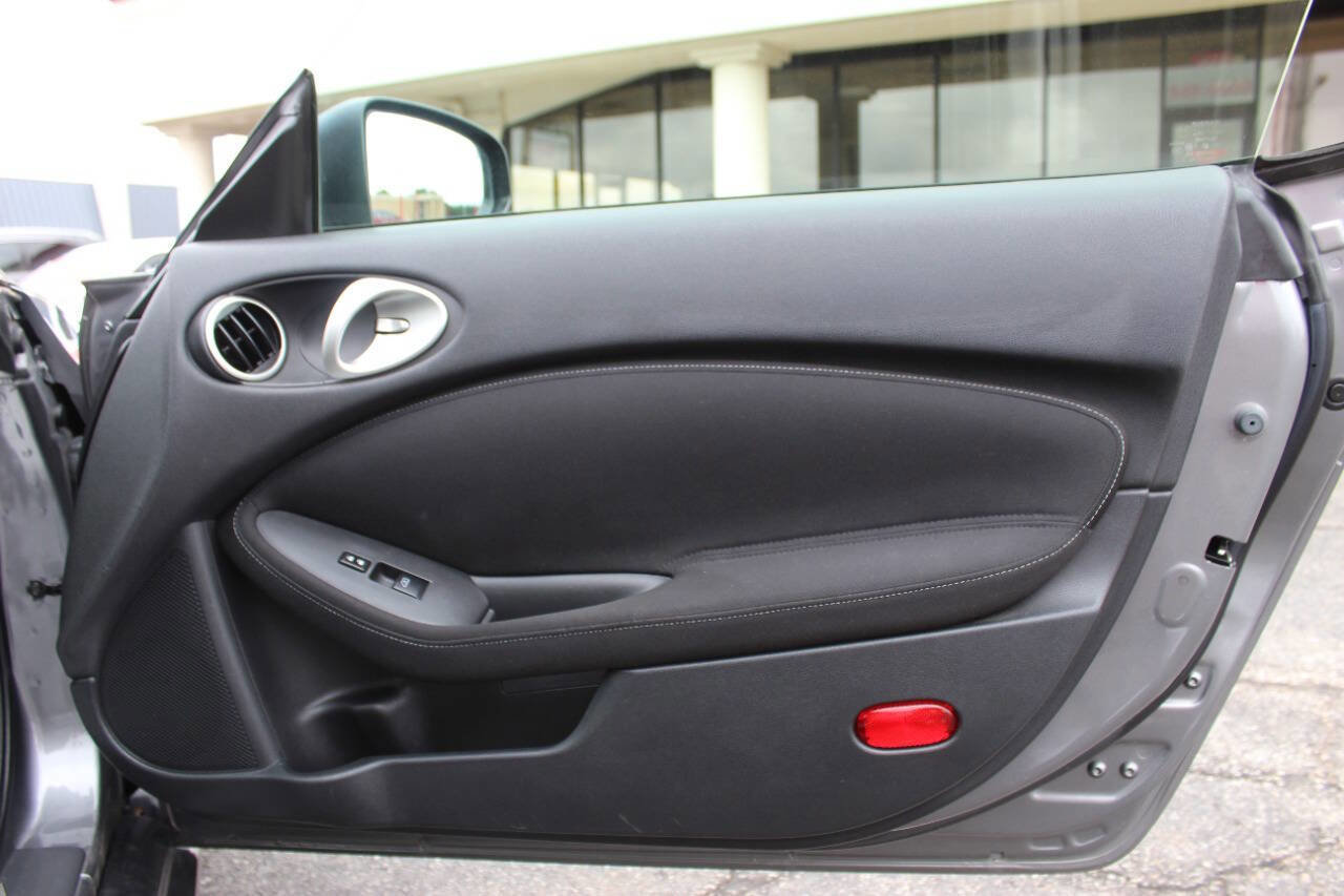 Used 2011 Nissan 370Z Coupe image 10