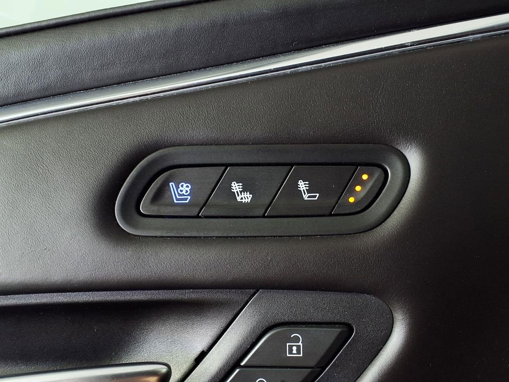 Used 2021 Cadillac Escalade ESV Premium Luxury Platinum image 17