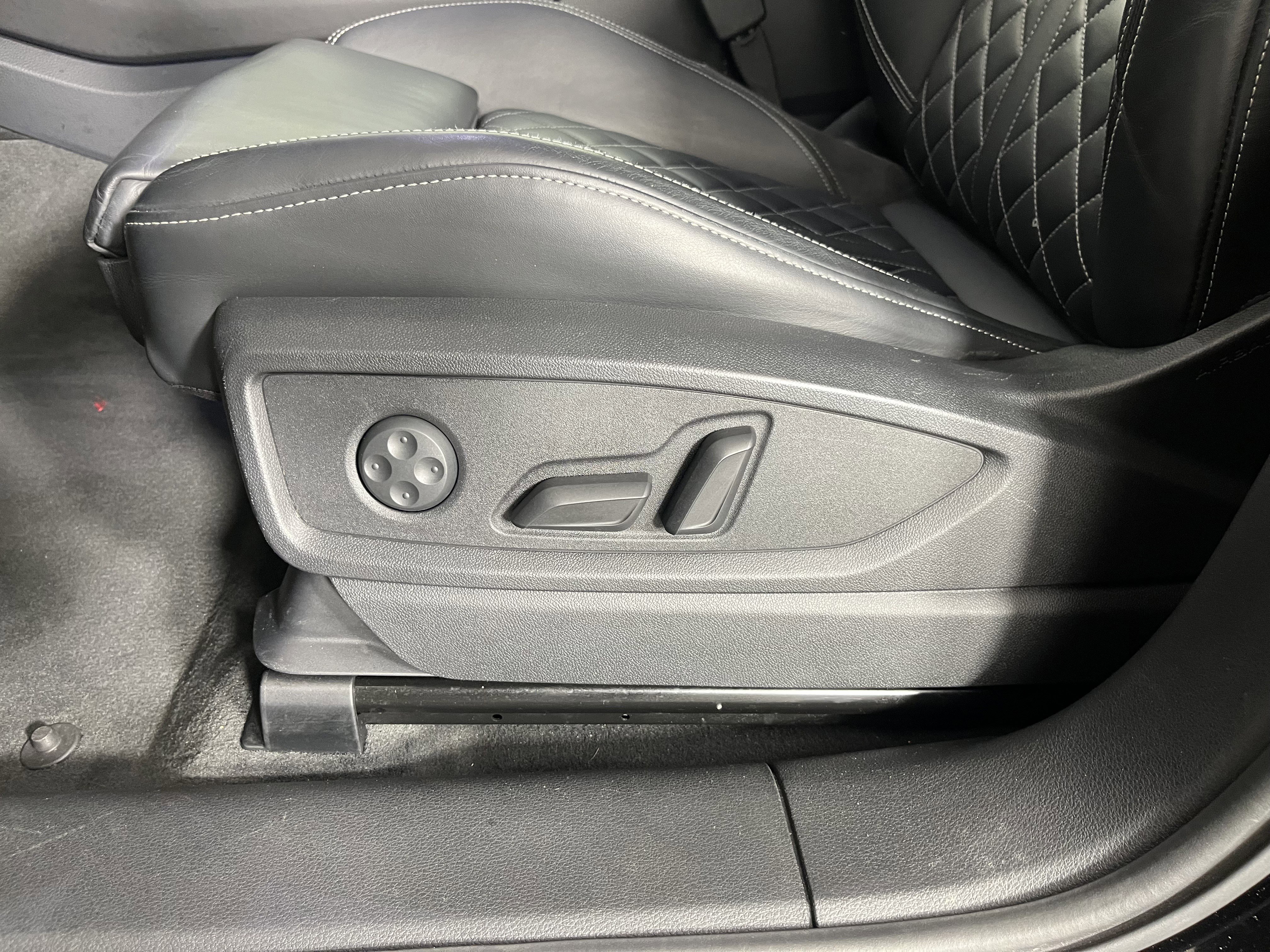 Used 2018 Audi SQ5 Premium Plus w/ Navigation Package image 21