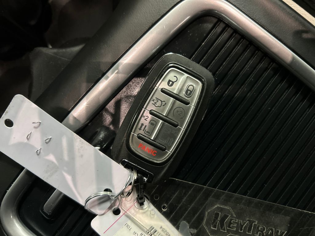 Used 2024 Chrysler Pacifica Touring-L FWD image 22