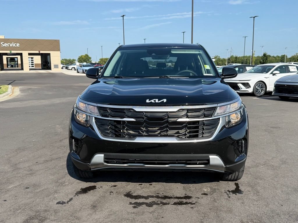 Used 2024 Kia Seltos LX AWD/4WD image 2