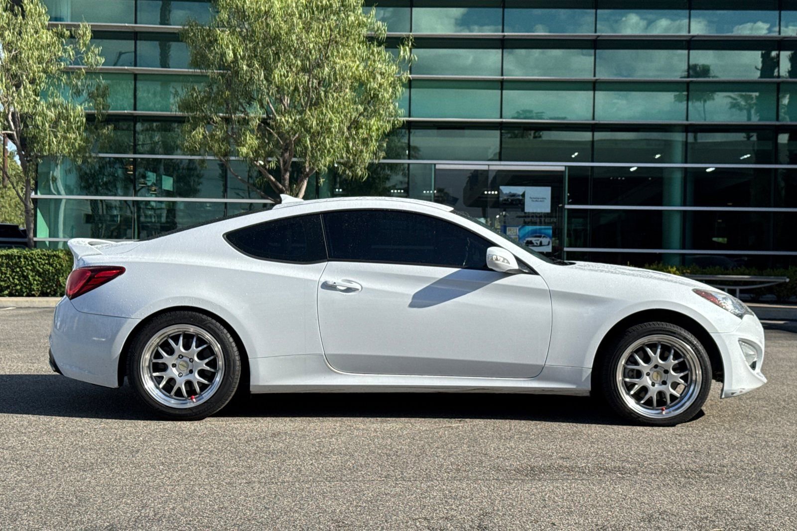 Used 2015 Hyundai Genesis 3.8 image 4