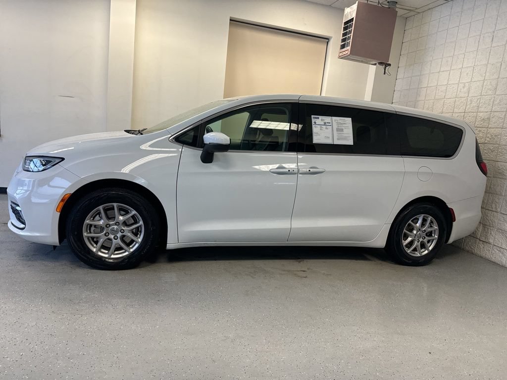 Used 2023 Chrysler Pacifica Touring-L FWD image 42