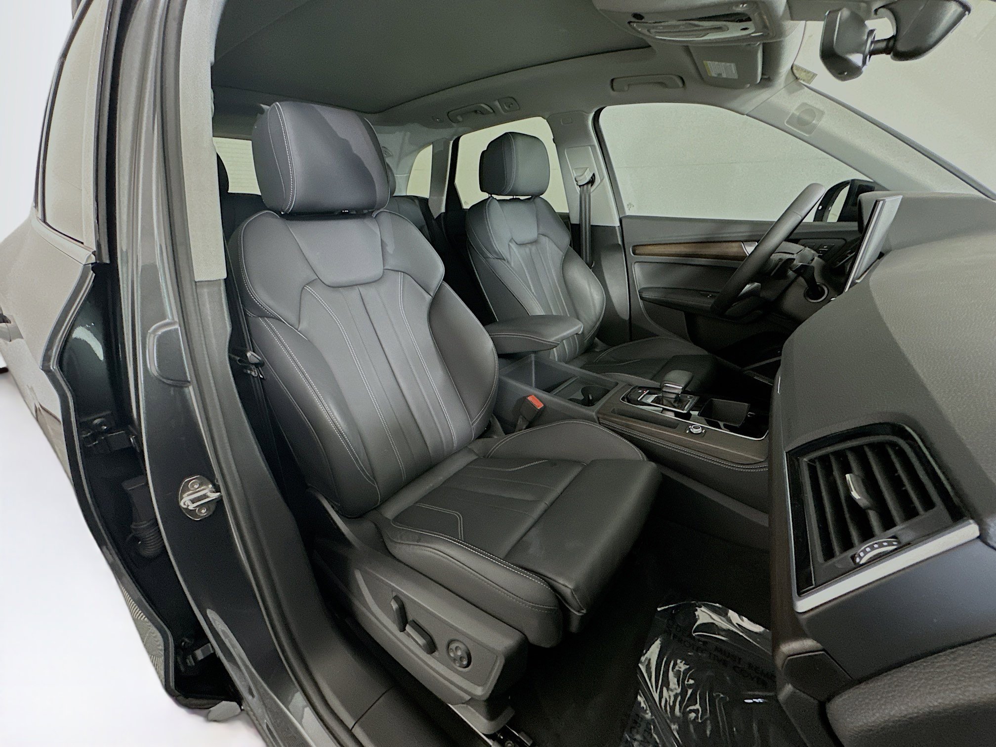 Used 2024 Audi Q5 e Premium Plus w/ Premium Plus Package image 28