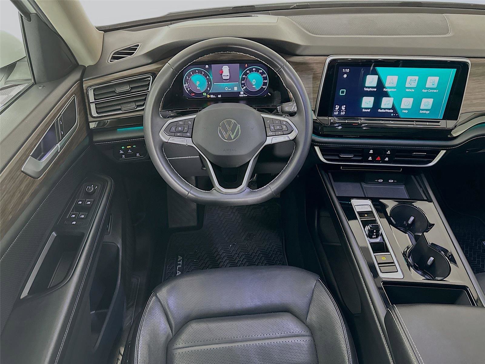 Used 2024 Volkswagen Atlas SEL AWD/4WD image 2