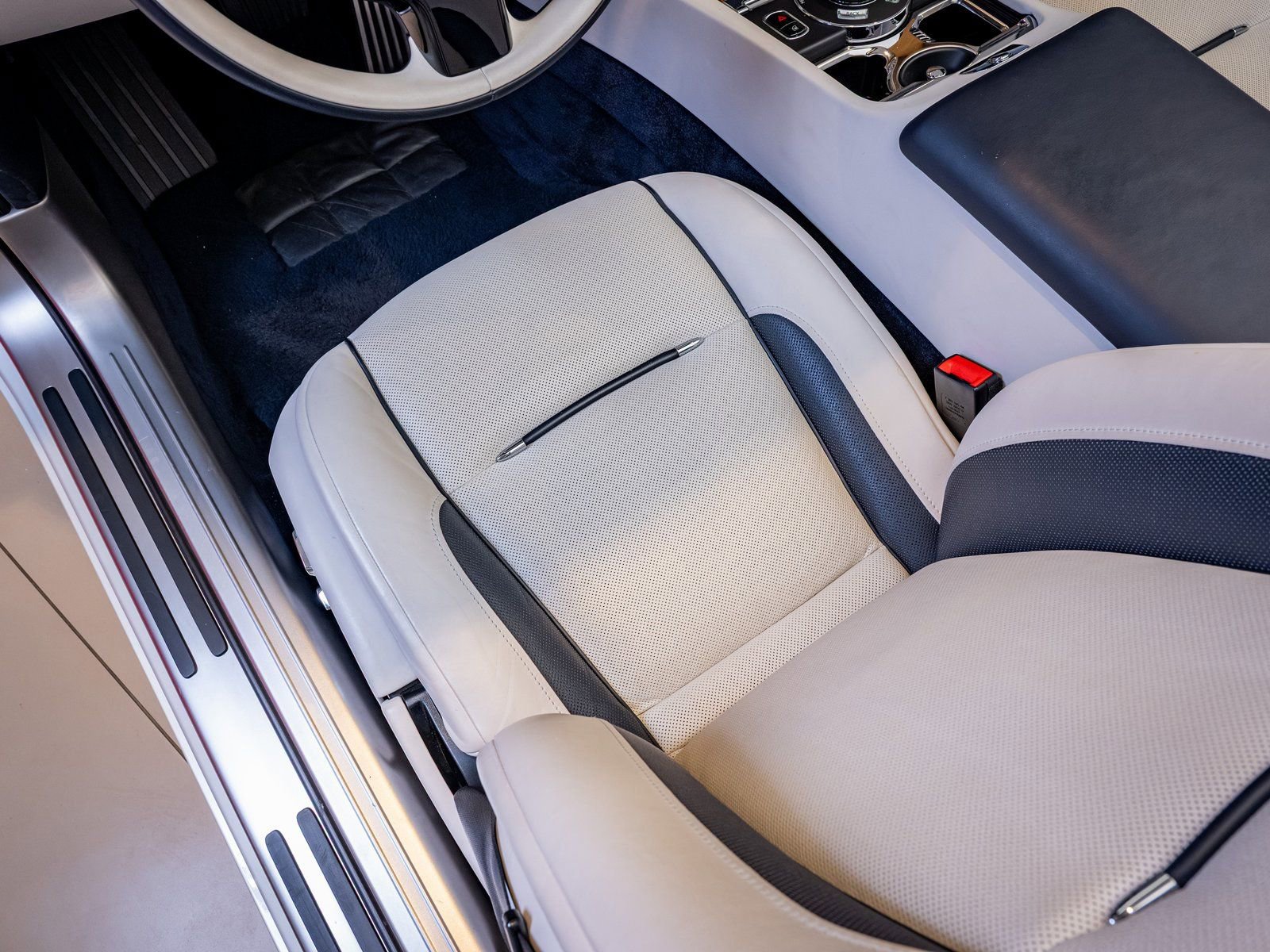 Used 2018 Rolls-Royce Dawn image 12