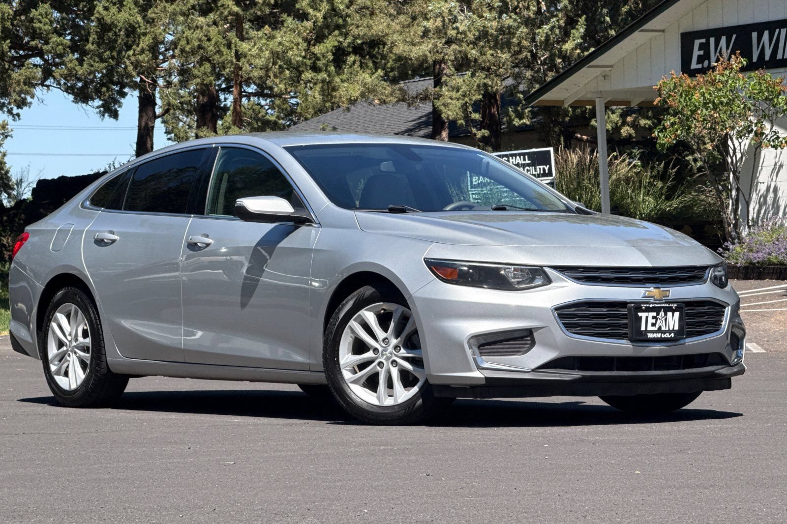 Used 2017 Chevrolet Malibu LT FWD image 2