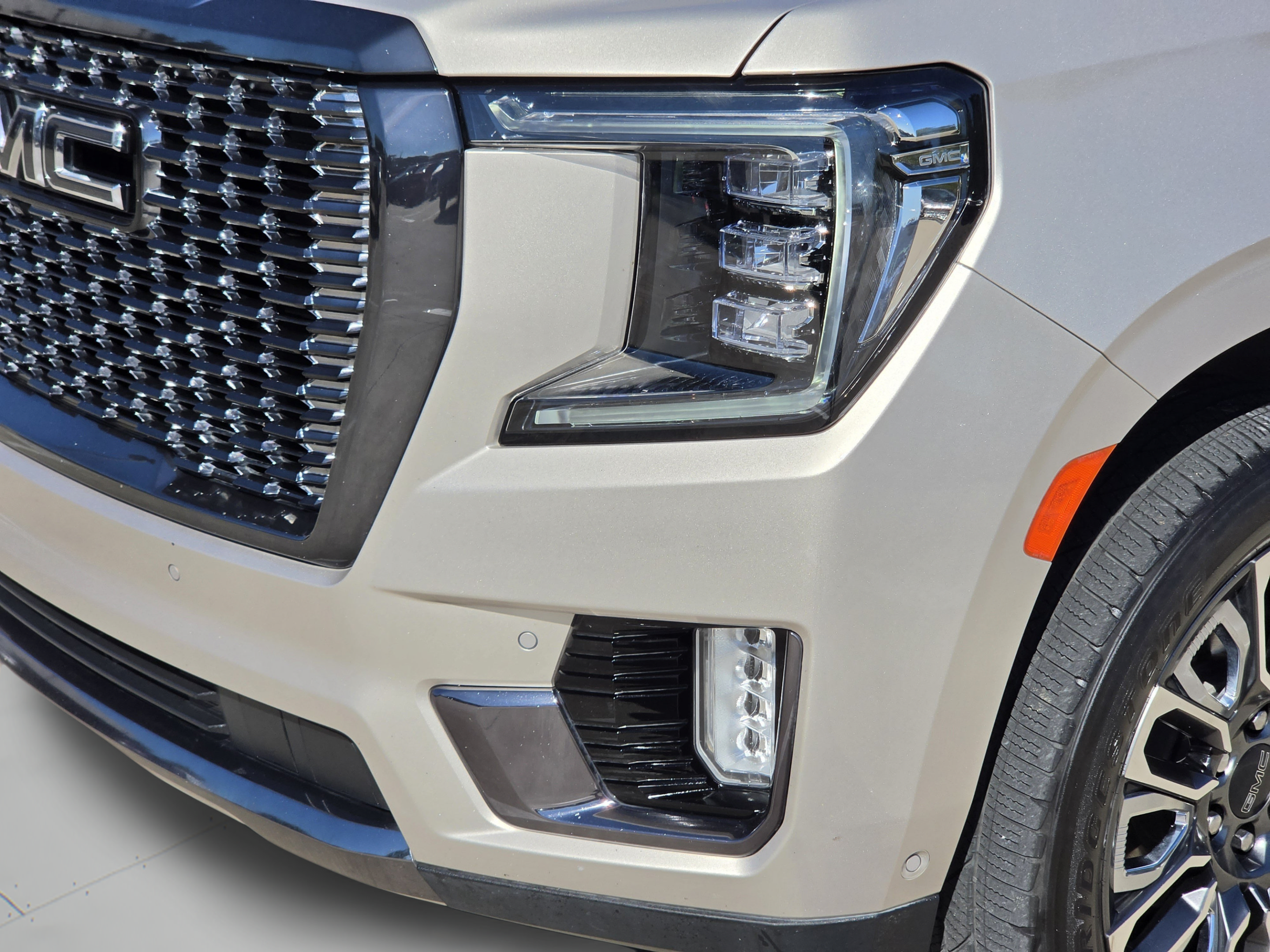 Used 2024 GMC Yukon XL Denali Ultimate AWD/4WD image 32