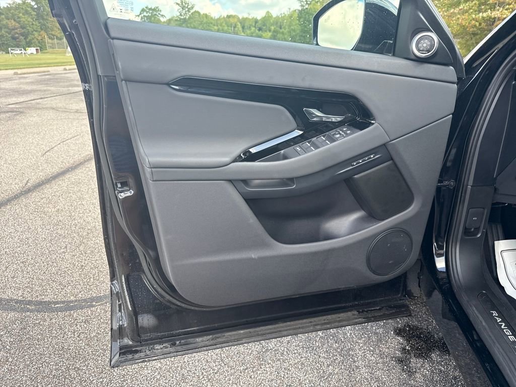 New 2025 Land Rover Range Rover Evoque Dynamic SE image 11