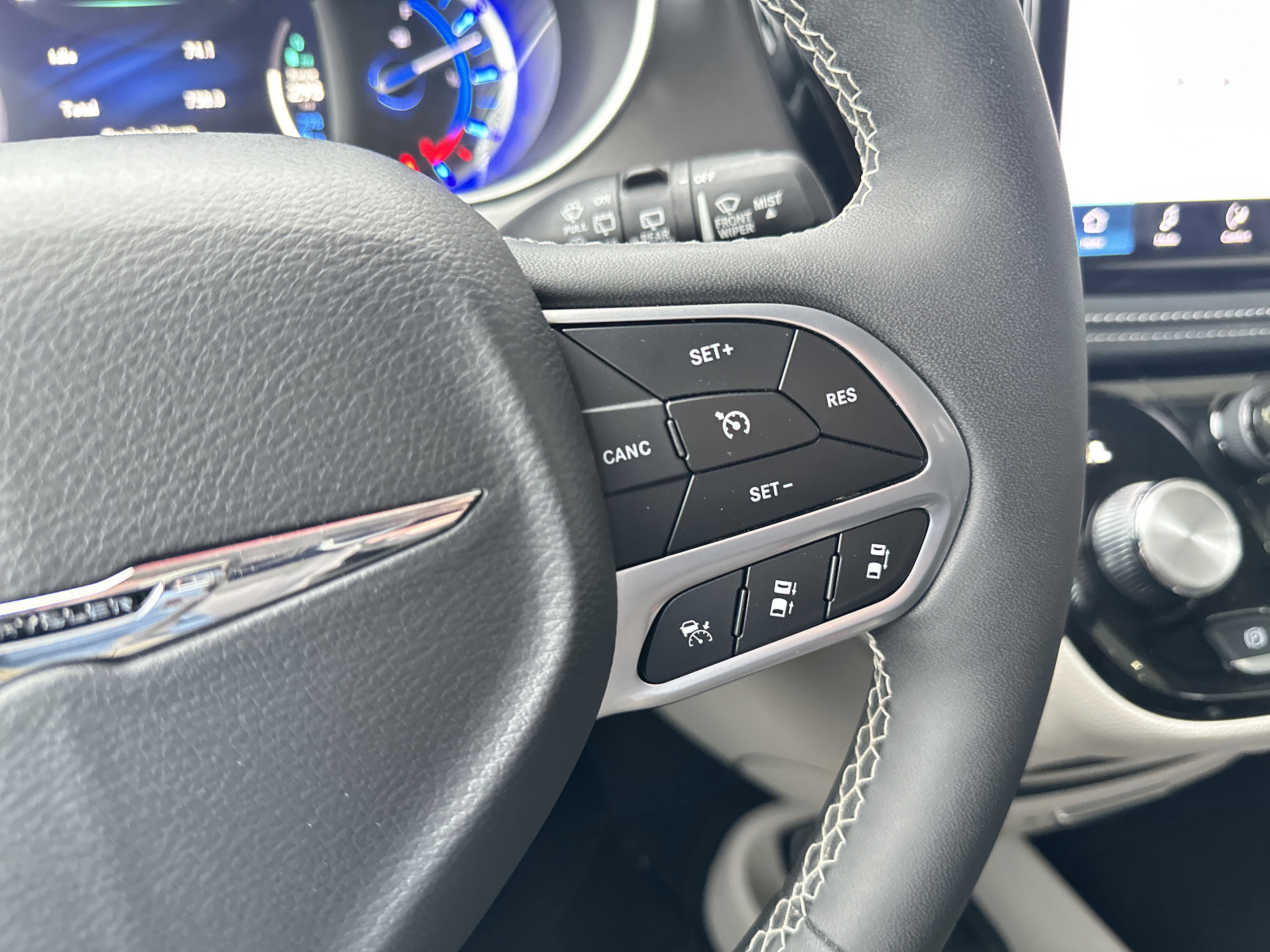 Used 2023 Chrysler Pacifica Touring-L image 29