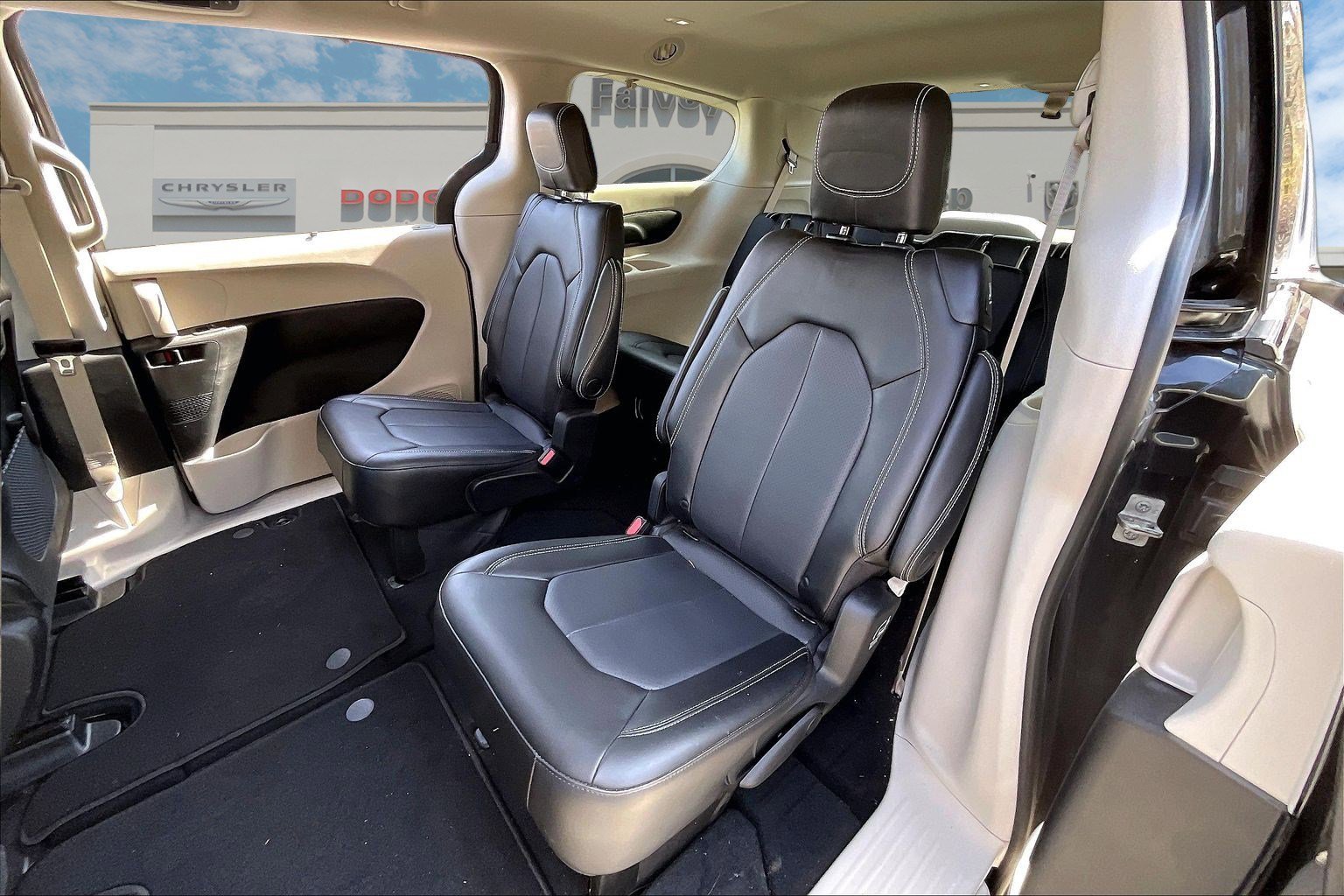 Used 2023 Chrysler Pacifica Touring-L image 23