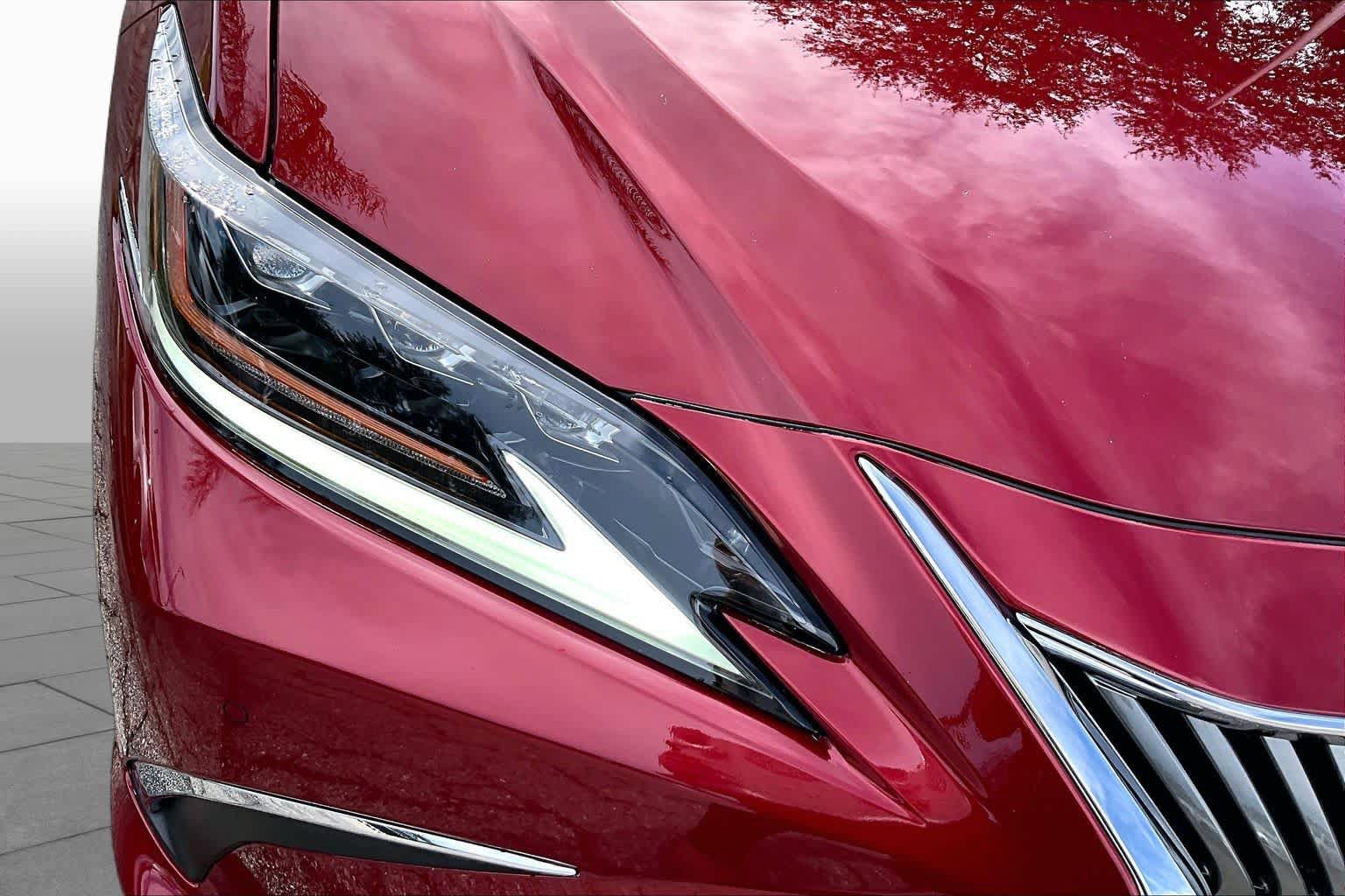 Used 2019 Lexus ES 300h Ultra Luxury w/ Accessory Package 2 FWD image 28