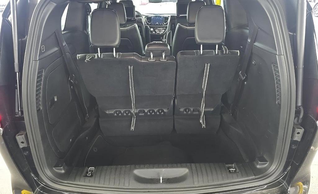 Used 2023 Chrysler Pacifica Limited w/ Uconnect Theater Family Group FWD image 14