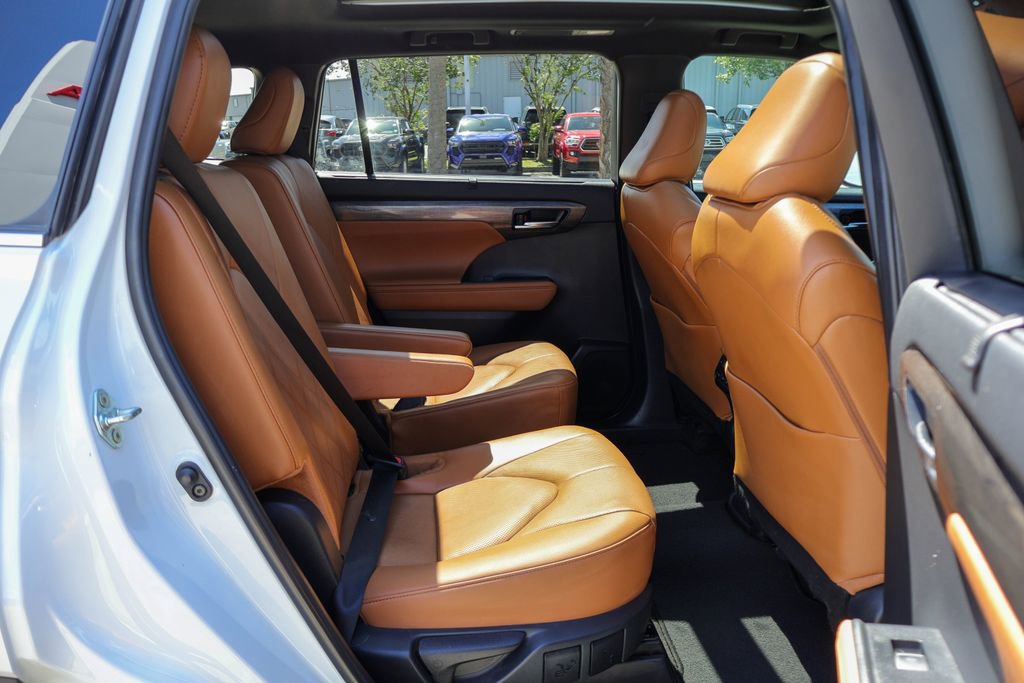 Used 2024 Toyota Highlander Platinum image 11