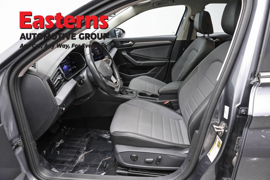 Used 2025 Volkswagen Jetta SE FWD image 14