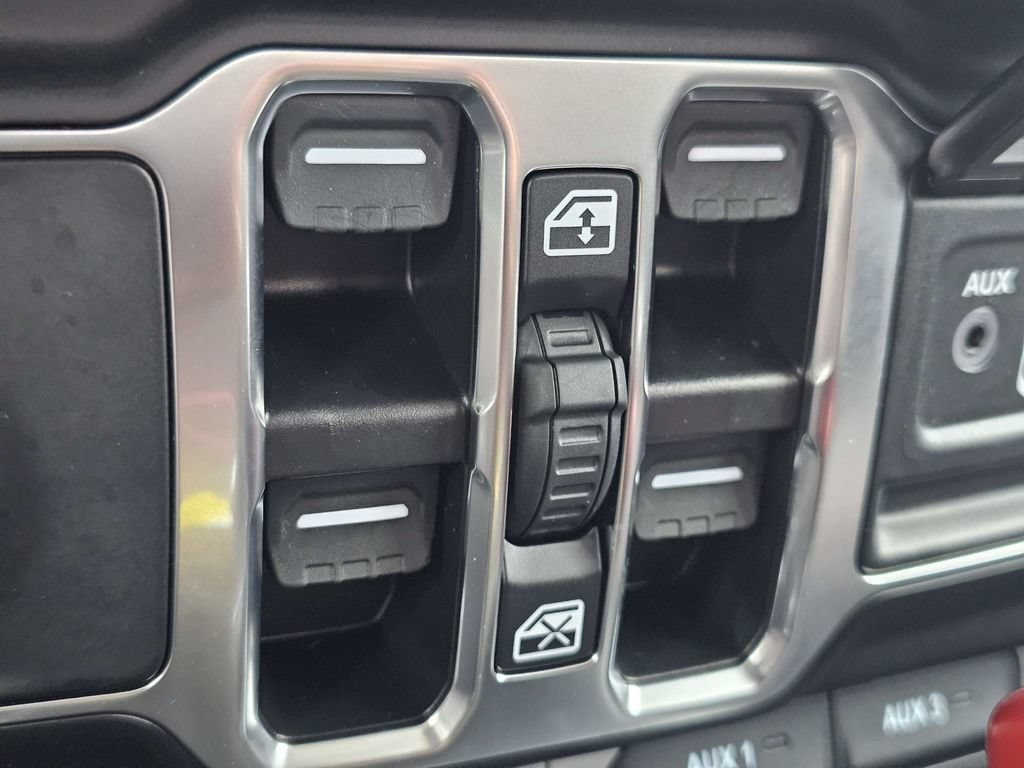 Used 2025 Jeep Gladiator Mojave w/ Technology Group AWD/4WD image 24