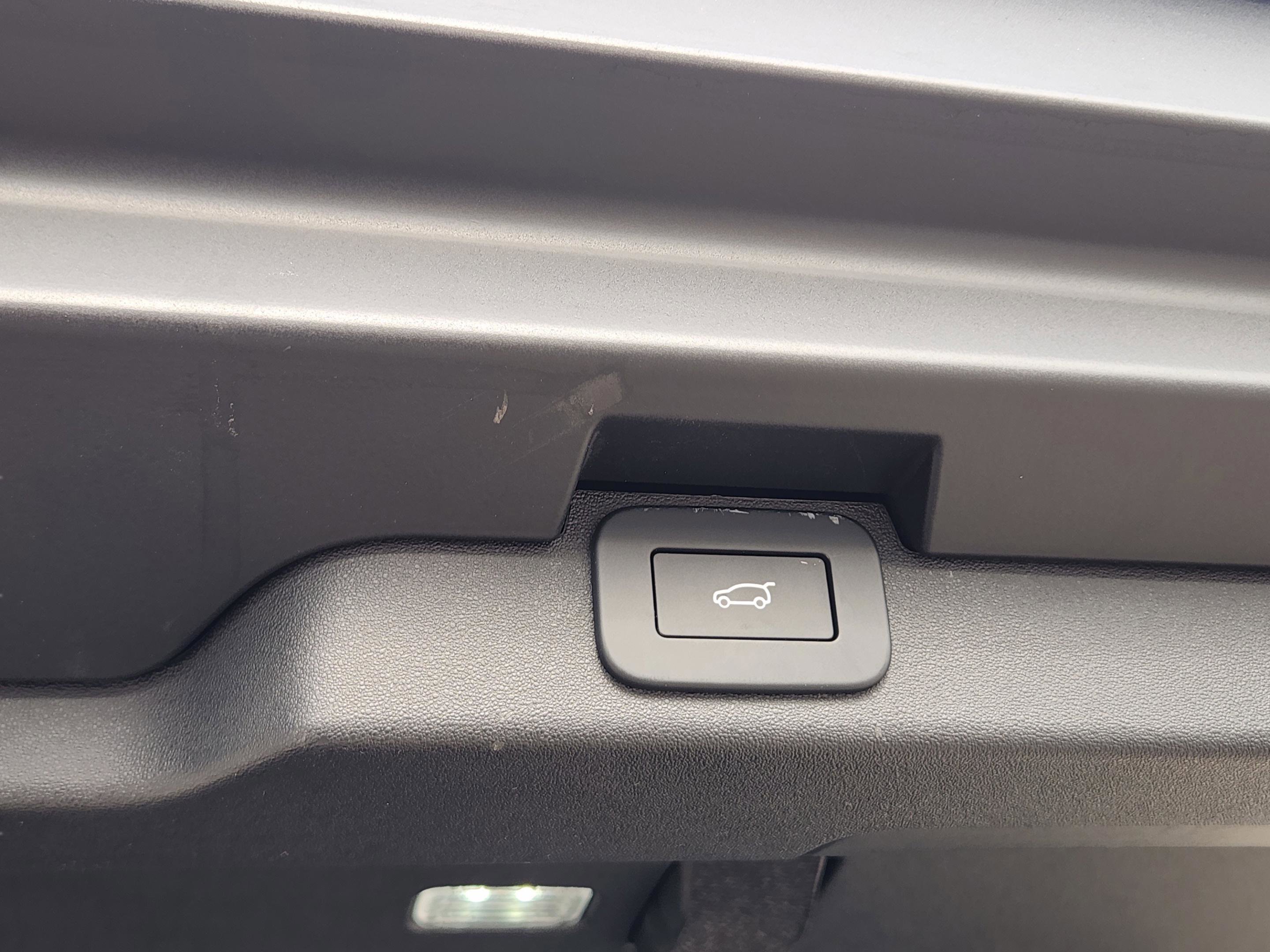 Certified 2024 Land Rover Discovery Dynamic SE image 33