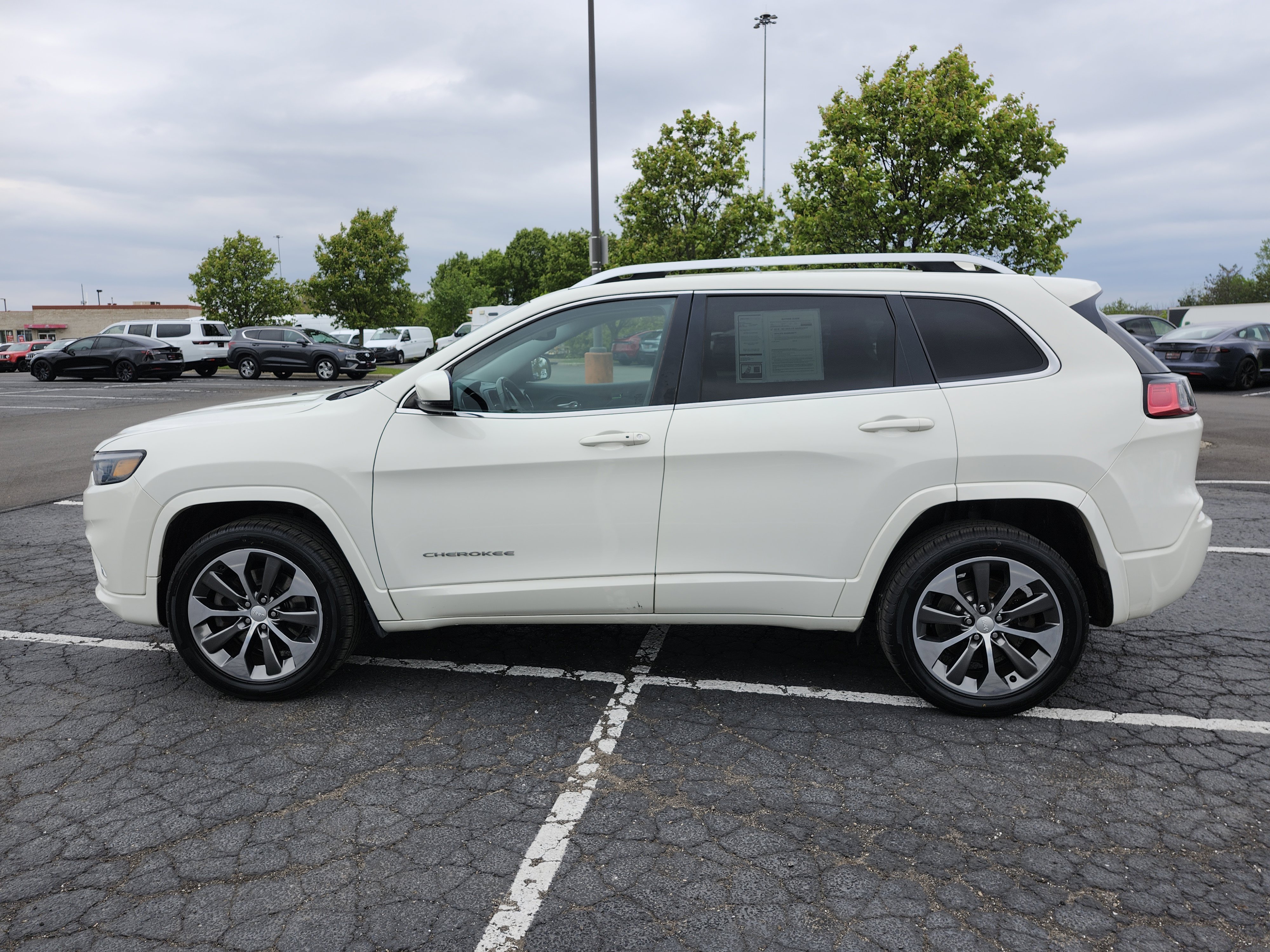 Used 2019 Jeep Cherokee Overland AWD/4WD image 14