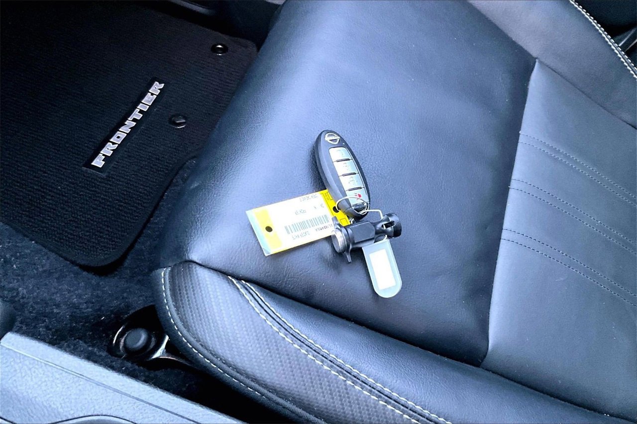 Used 2024 Nissan Frontier SL w/ Technology Package image 31