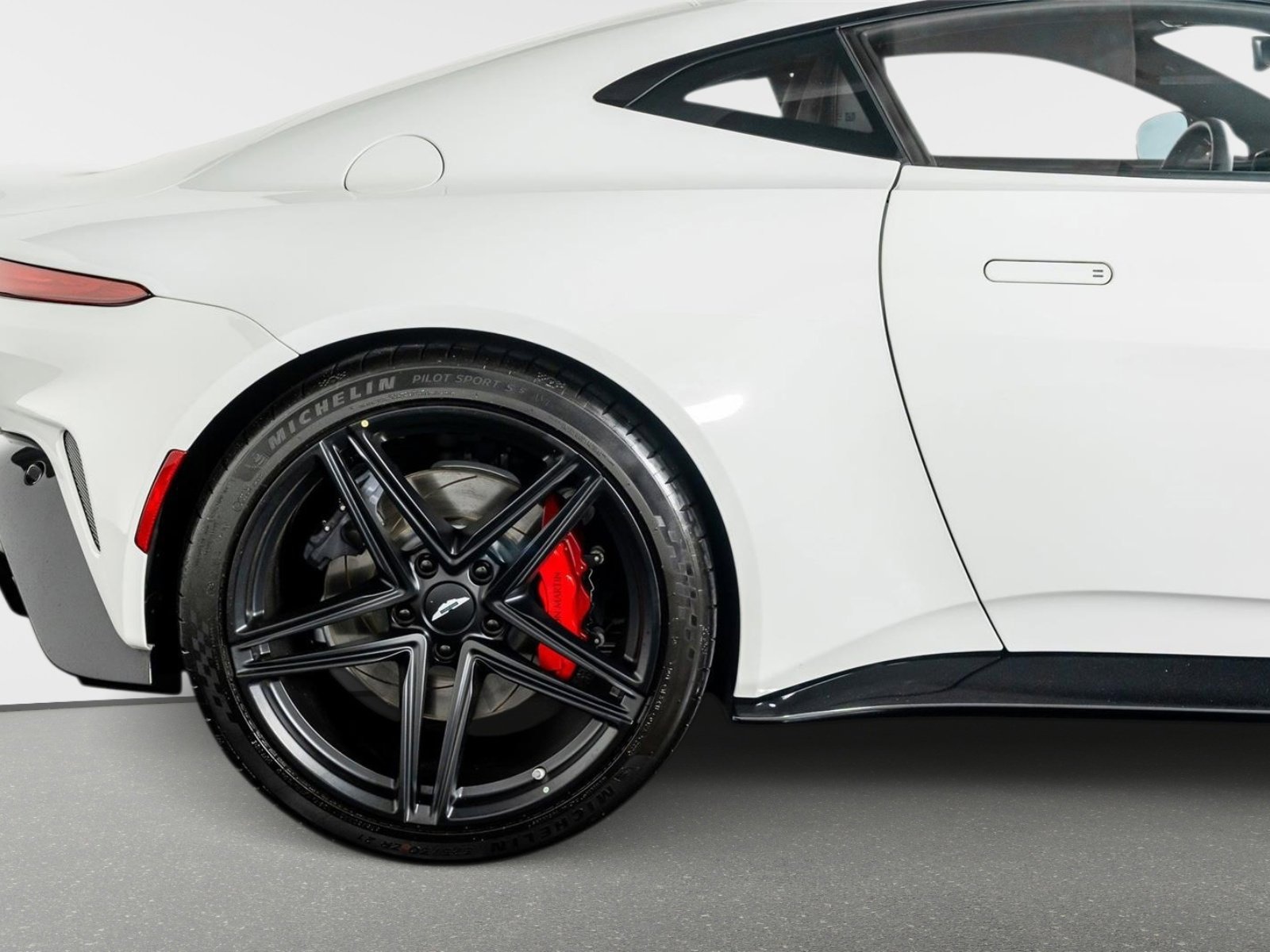 Used 2025 Aston Martin V8 Vantage Coupe RWD image 7