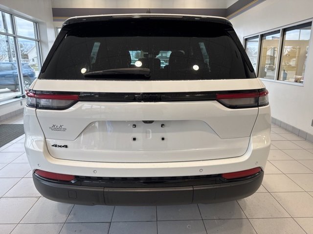 Used 2023 Jeep Grand Cherokee Altitude image 5