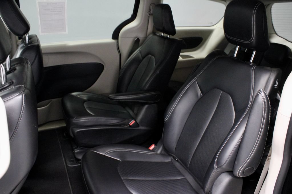 Used 2023 Chrysler Pacifica Touring-L FWD image 20
