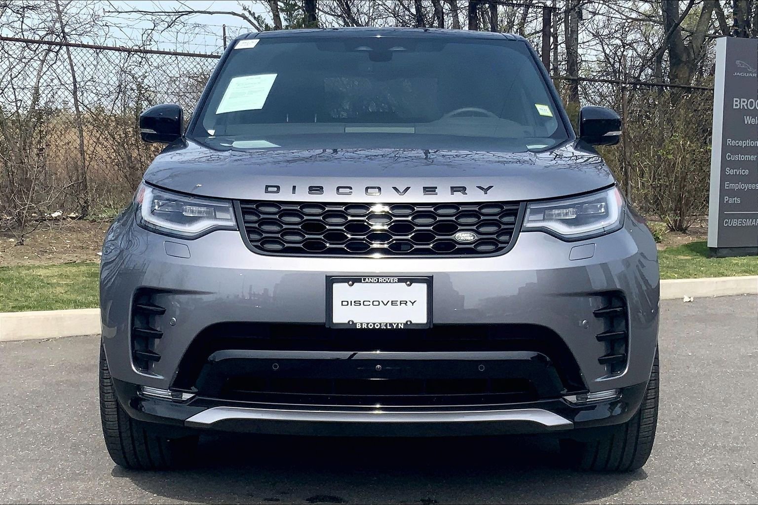Used 2025 Land Rover Discovery Dynamic SE AWD/4WD image 2