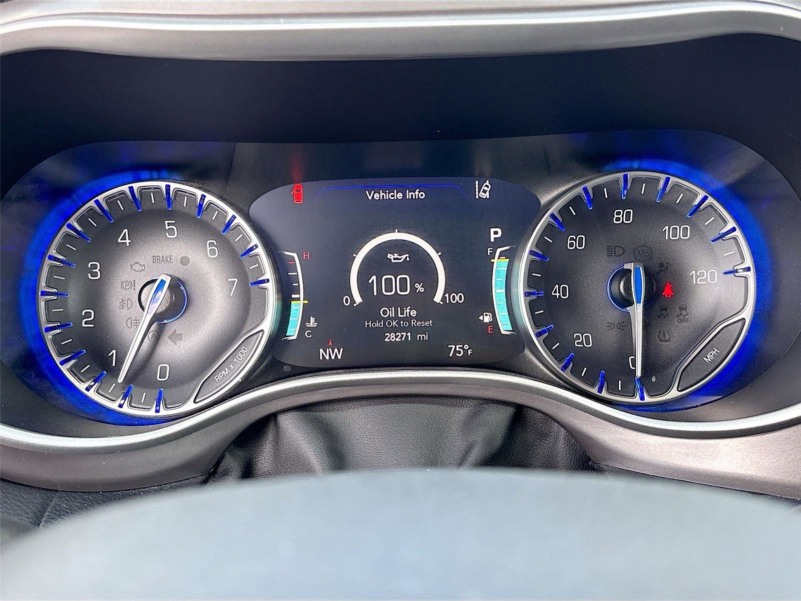 Used 2025 Chrysler Pacifica Select FWD image 12
