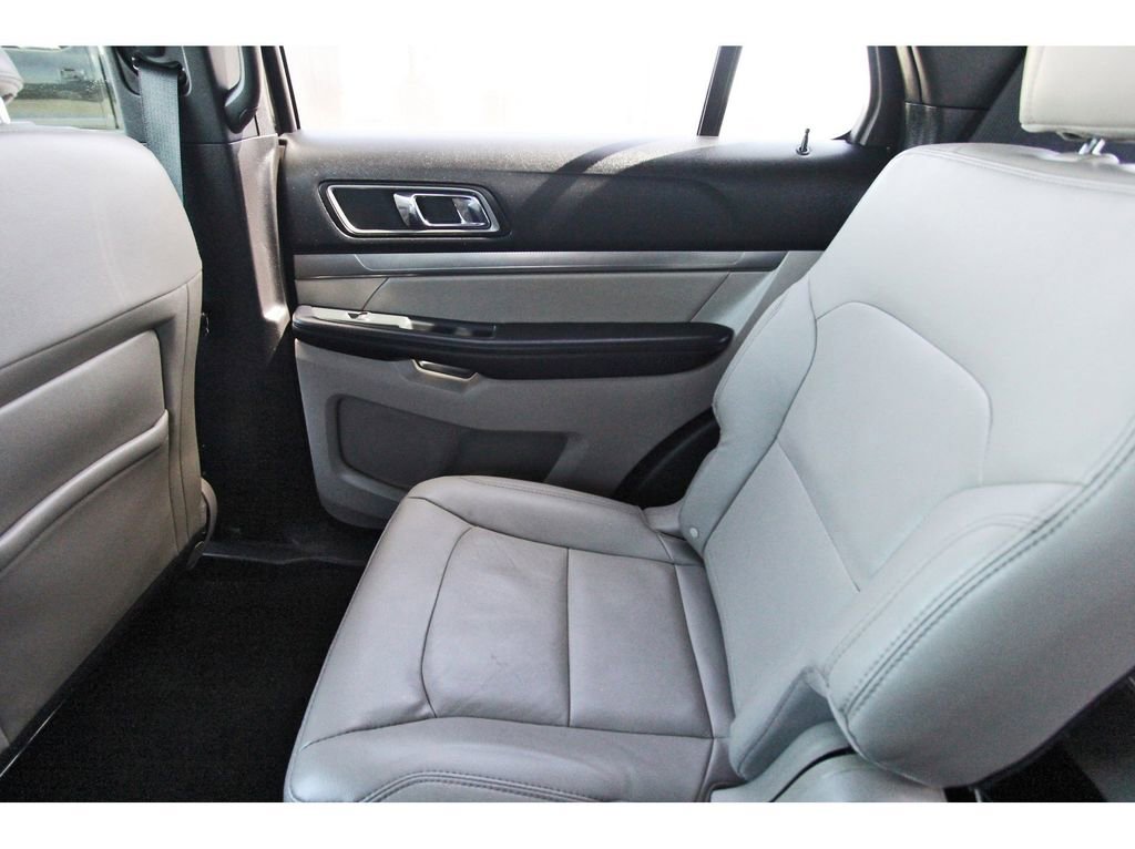 Used 2018 Ford Explorer XLT w/ Equipment Group 202A FWD image 12
