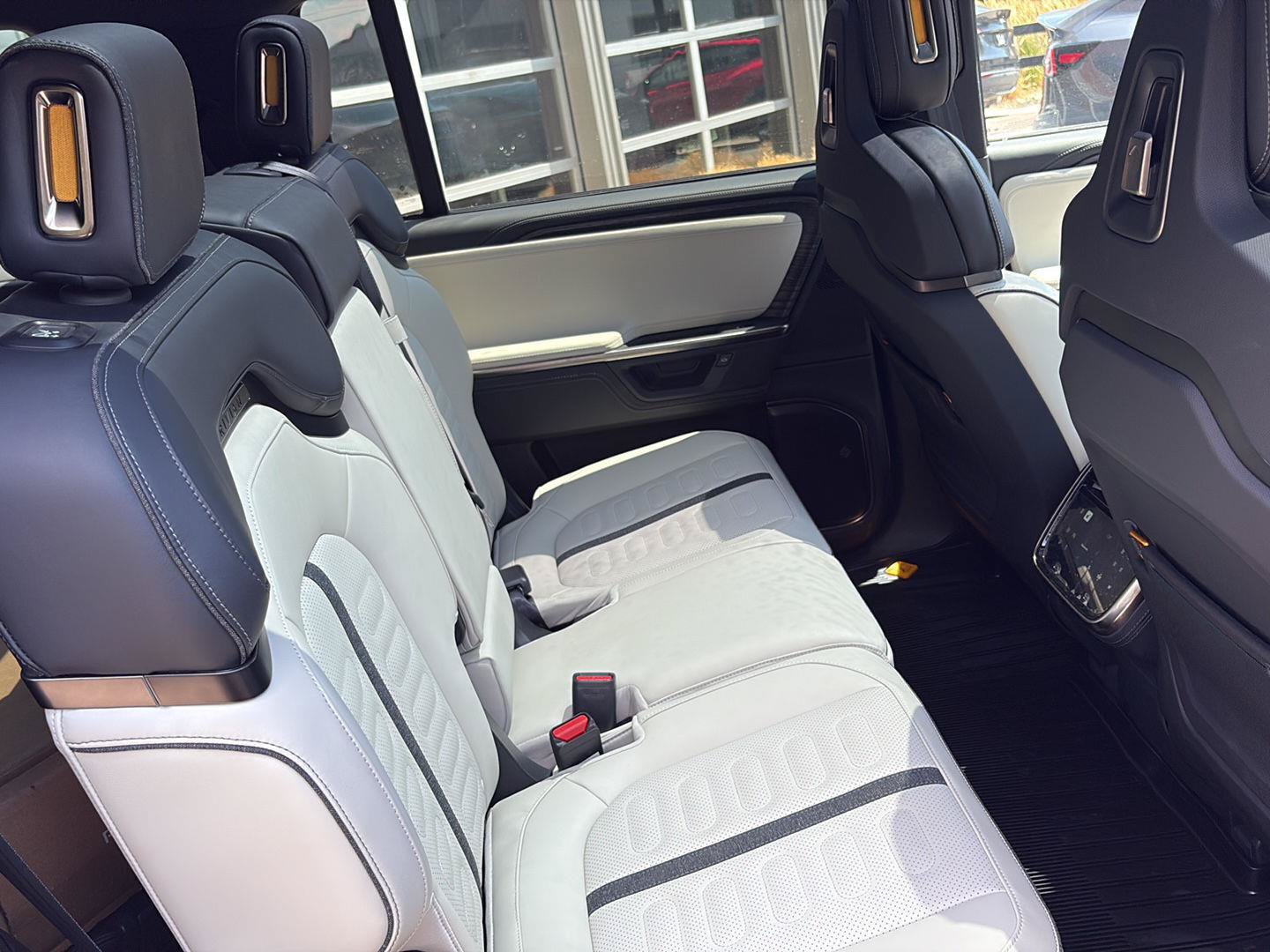 Used 2025 Rivian R1S Adventure AWD/4WD image 25