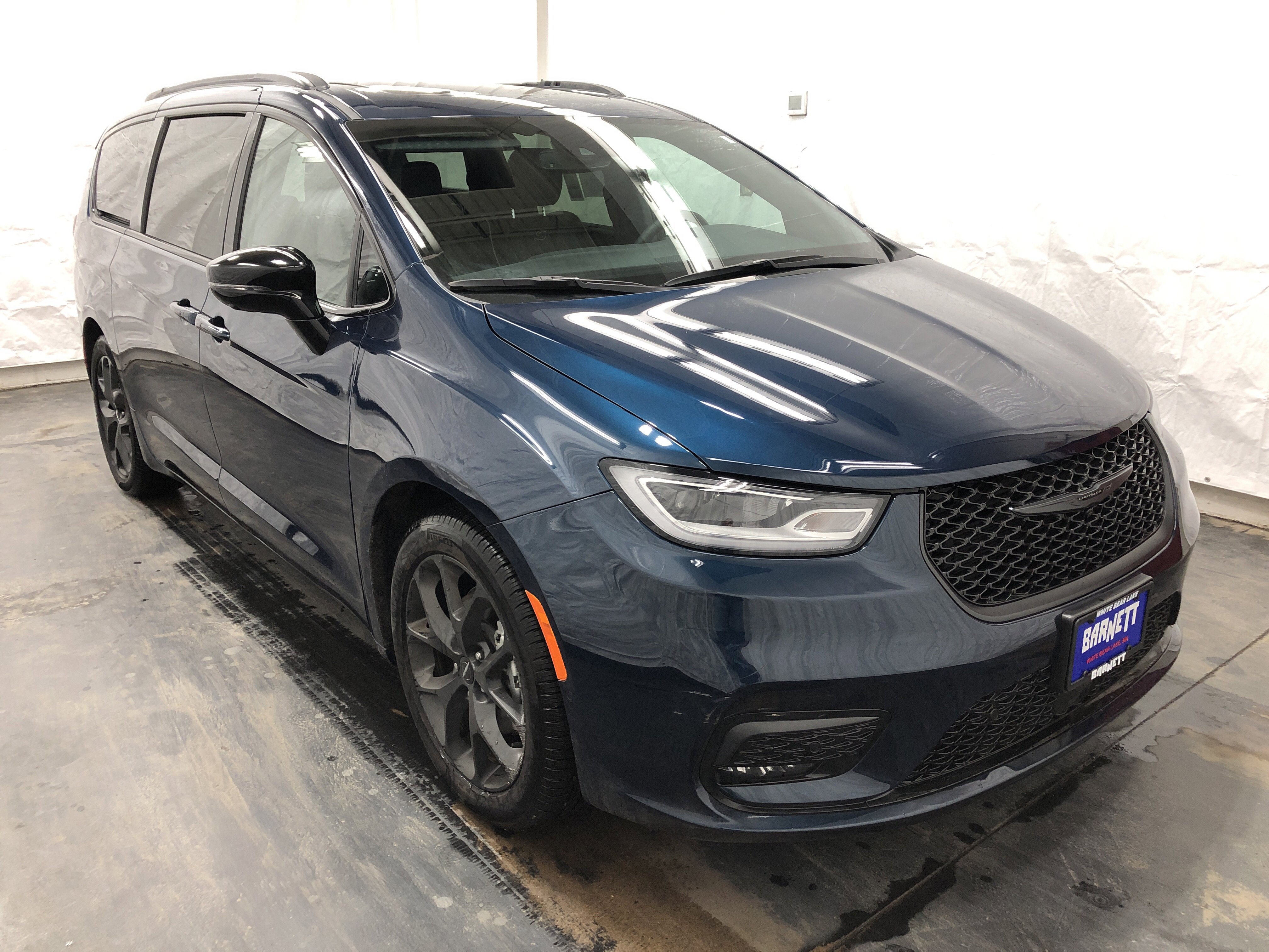Certified 2024 Chrysler Pacifica Limited w/ S Appearance Package FWD image 4
