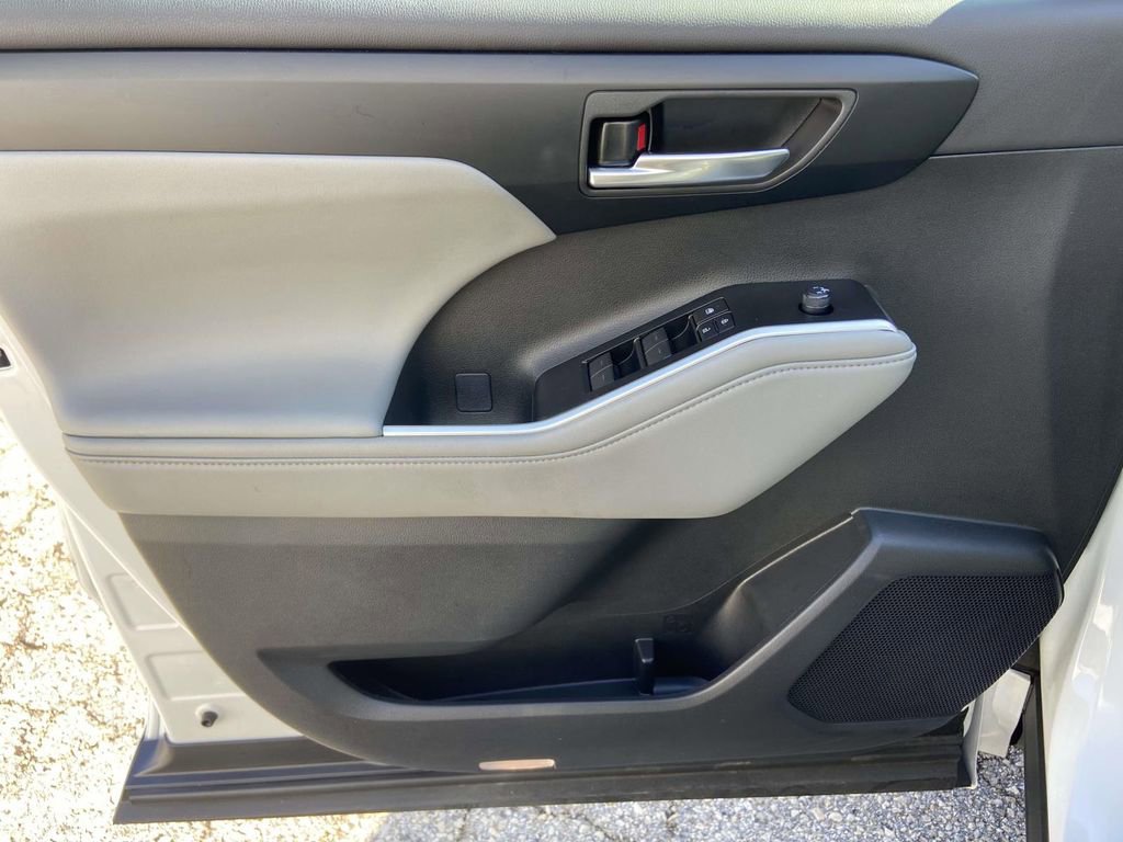 Used 2025 Toyota Highlander XLE image 13