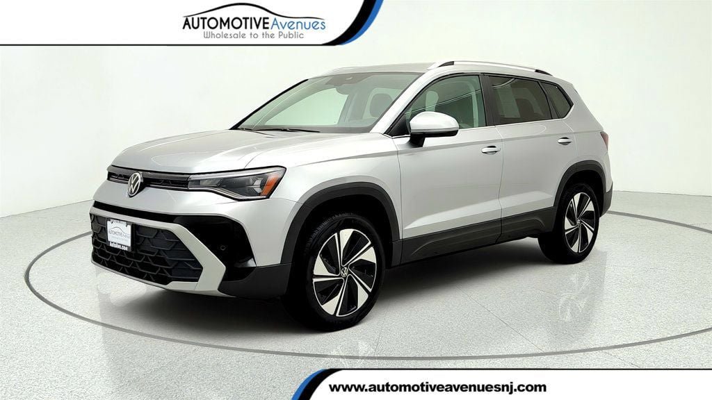 Used 2025 Volkswagen Taos SE AWD/4WD image 1