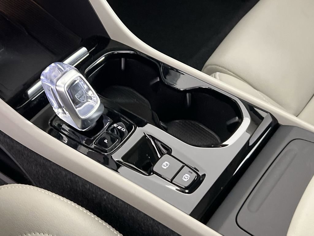 Certified 2024 Volvo XC40 B5 Plus image 23