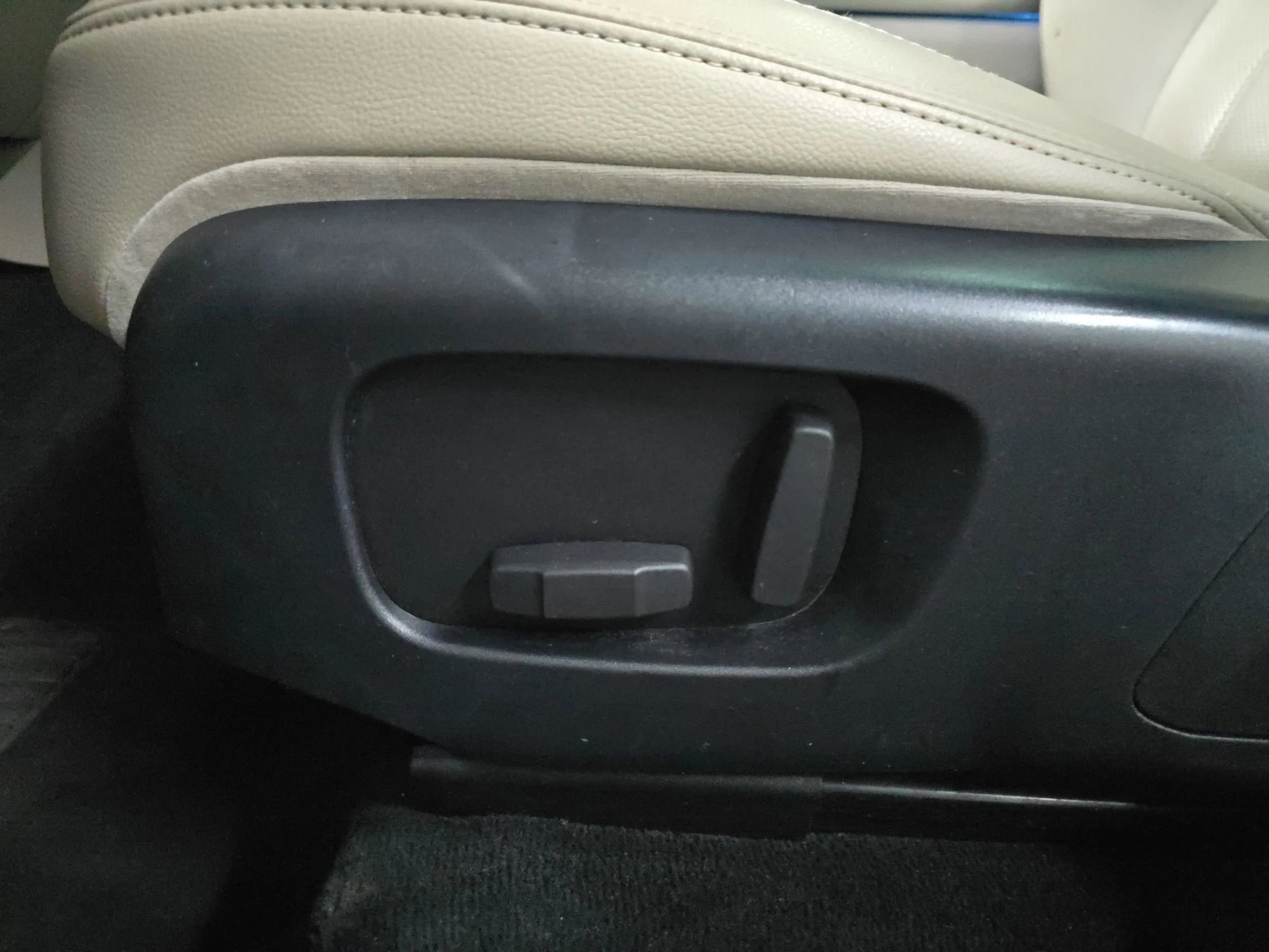 Used 2018 Land Rover Range Rover Velar R-Dynamic SE image 41