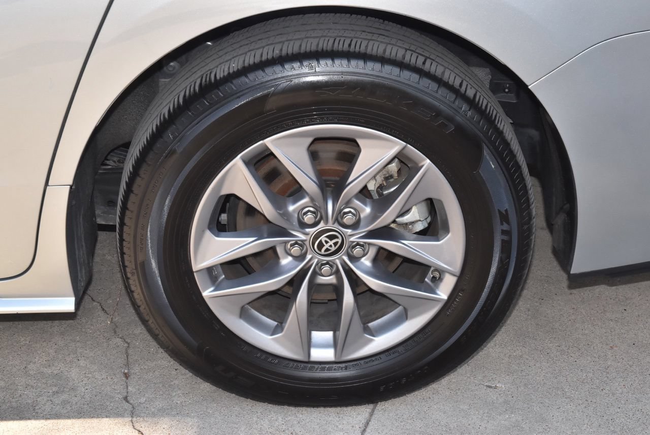 Used 2025 Toyota Sienna XLE FWD image 40