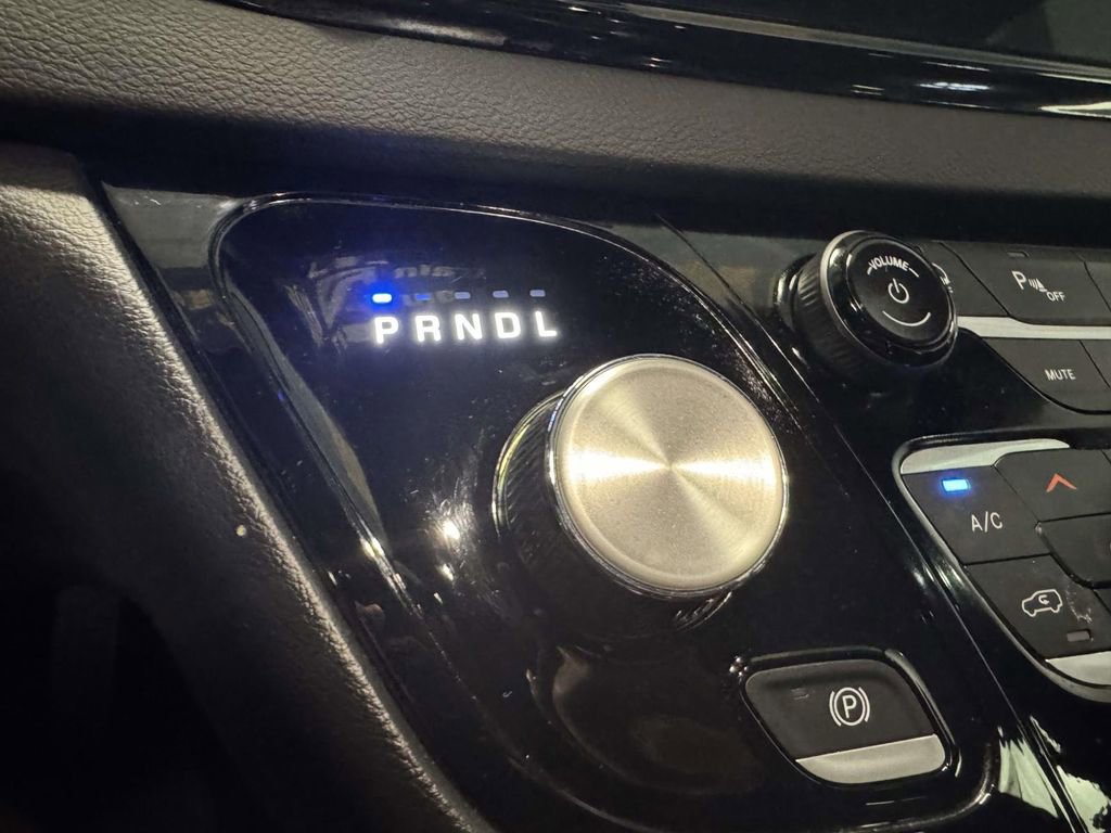Used 2025 Chrysler Pacifica Select image 26