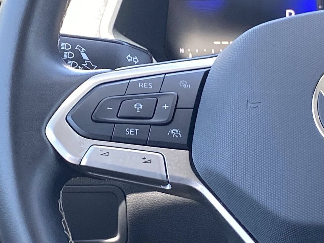 Used 2024 Volkswagen Tiguan SE AWD/4WD image 25