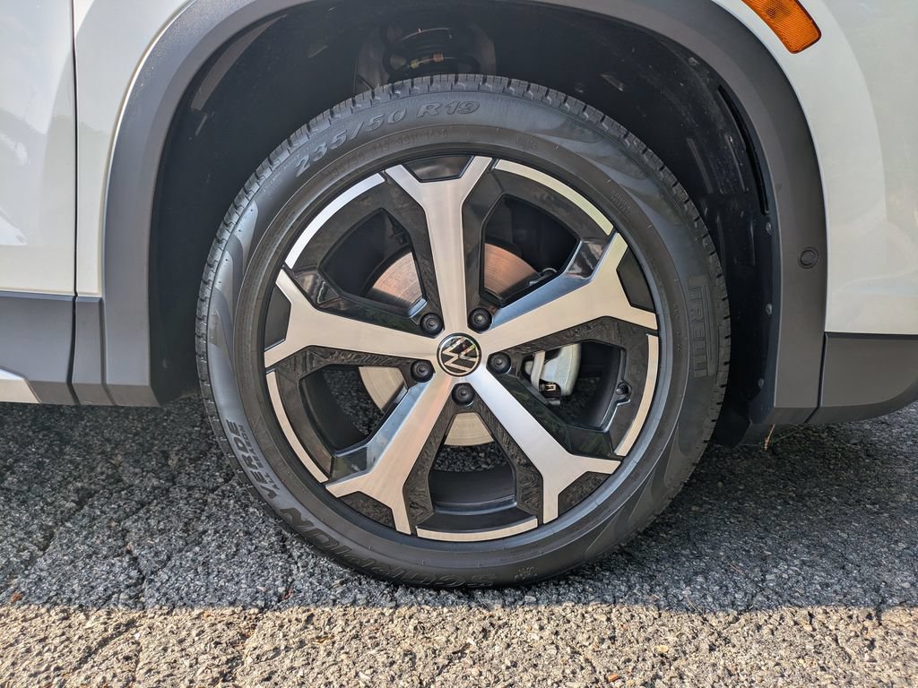 Certified 2025 Volkswagen Tiguan SE FWD image 11