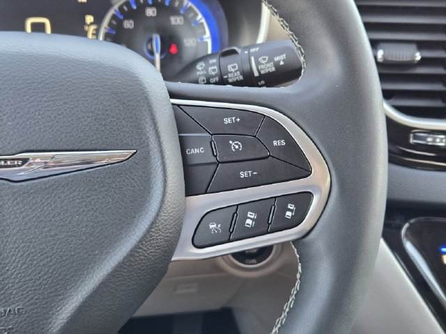 Used 2024 Chrysler Pacifica Touring-L FWD image 29