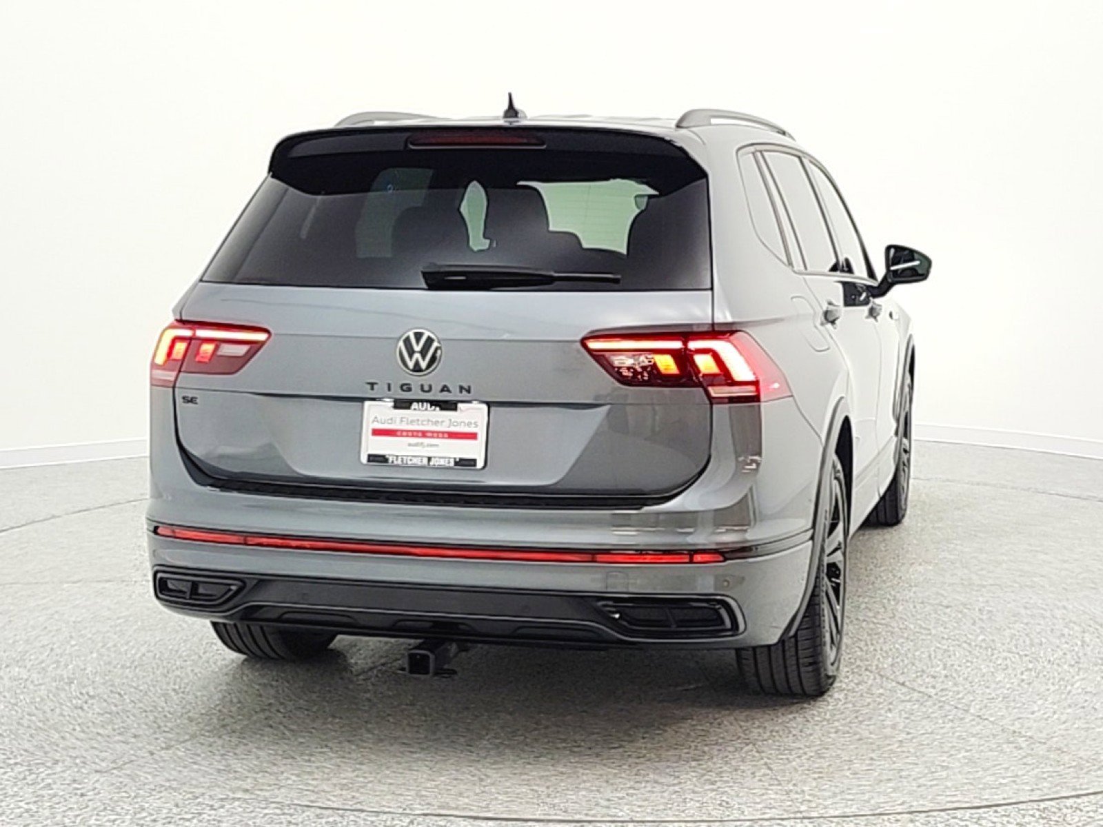 Used 2024 Volkswagen Tiguan SE R-Line image 6