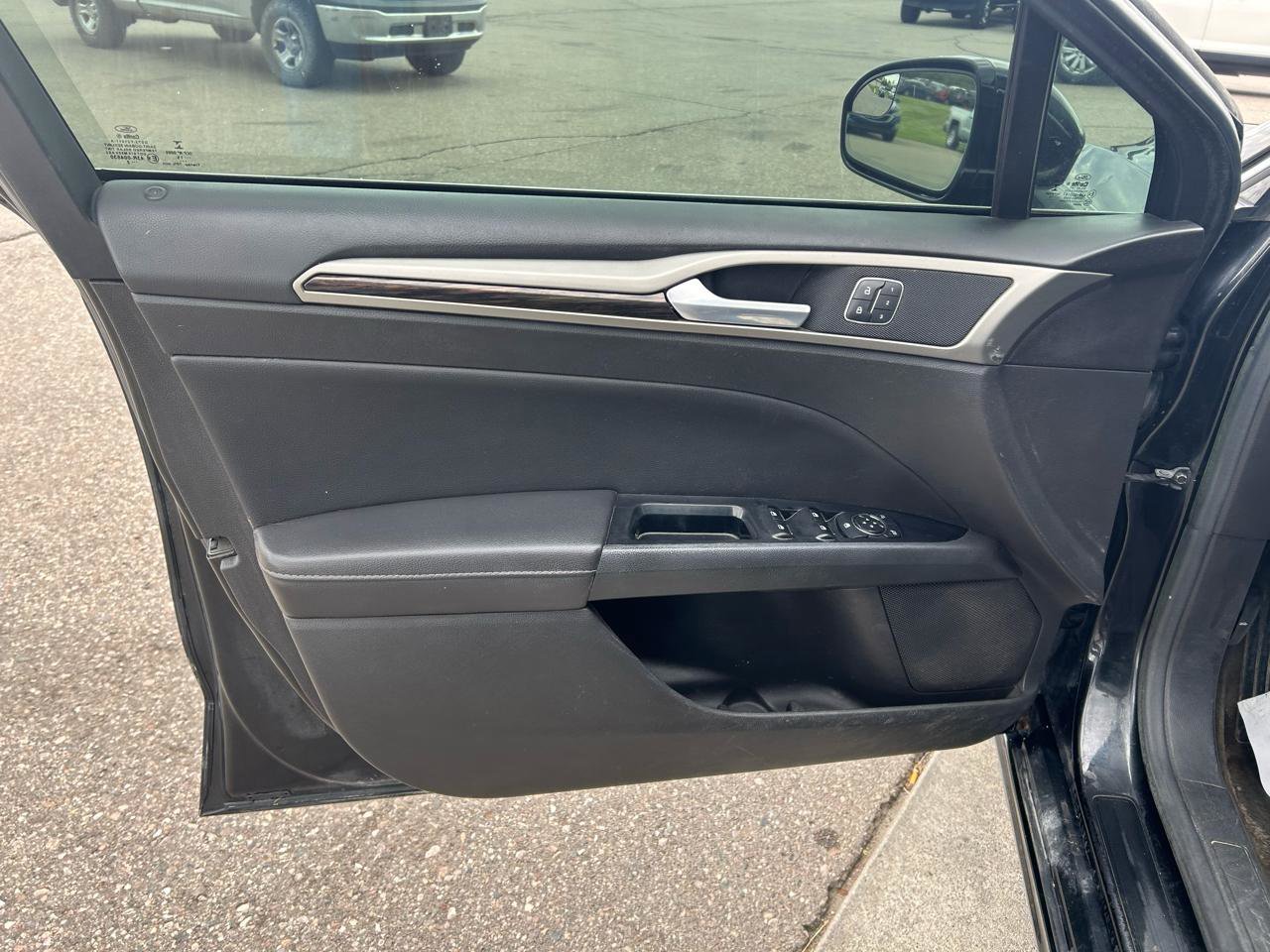 Used 2014 Ford Fusion SE w/ Equipment Group 202A FWD image 14